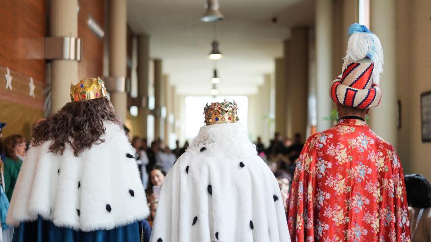 Los Reyes Magos visitan el Hospital Príncipe de Asturias