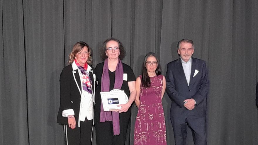 Dr. Garrido entregando premios.