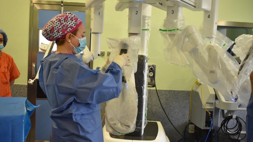 Preparación del robot Da Vinci por el personal de enfermería de quirófano