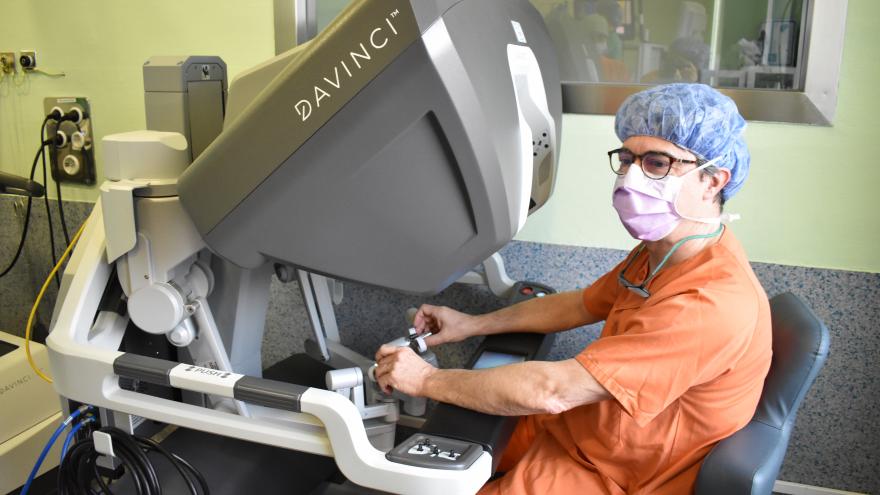 Dr Moreno Balsalobre, jefe de Servicio de Cirugía Torácica en la operación