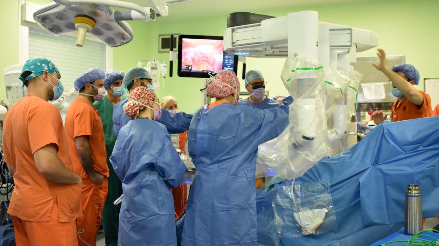 Momento de la intervención de cirugía urológica con el robot Da Vinci
