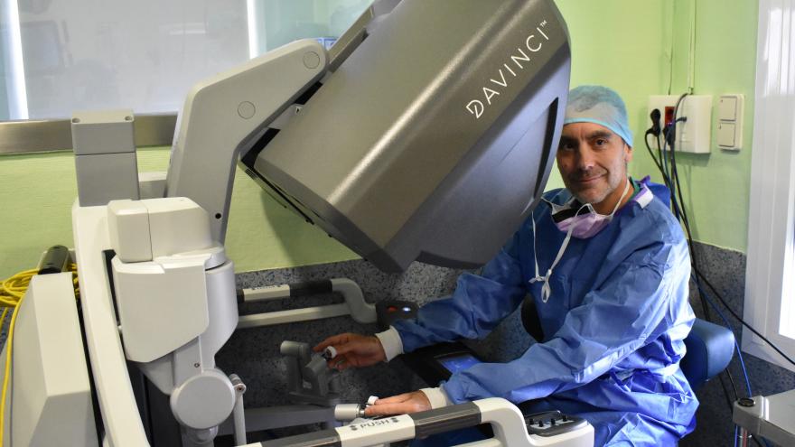 Dr San José Manso, jefe de Servicio de Urología en la operación