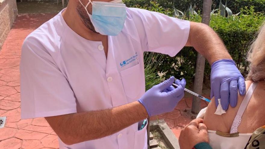 Un enfermero administra la tercera dosis de la vacuna frente al Covid