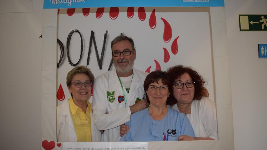 Voluntarios de la Asociación Española Contra el Cáncer y personal del banco de sangre posan en el photocall para la ocasión