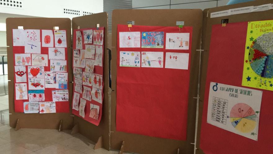 Exposición de dibujos con el tema de donación de sangre en el hall del Hospital del Henares