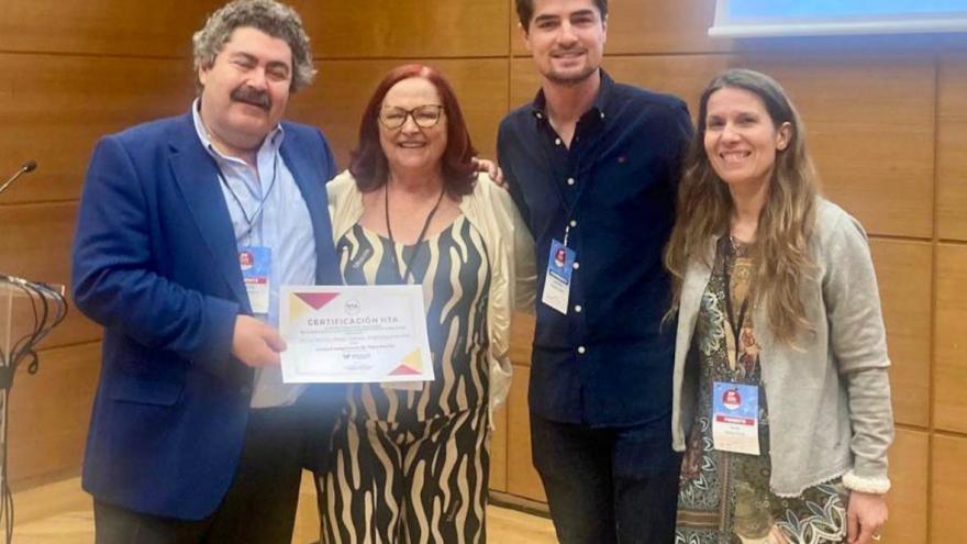 personas recogiendo un diploma