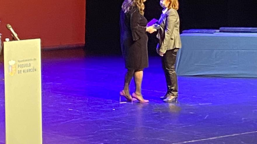 La directora del Centro de Salud Isabel Sierra en el acto de recogida de la placa homenaje El Ayuntamiento de Pozuelo de Alarcón distingue a los tres centros de salud de la localidad