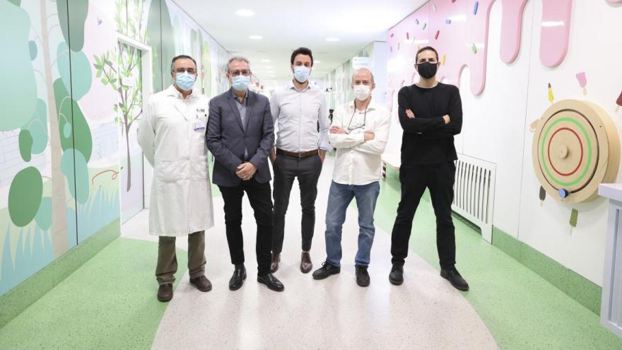 Los cinco investigadores del proyecto "Gemelos virtuales". El 2º por la izquierda Francisco Monroy, del Instituto de Investigación del Hospital 12 de Octubre y catedrático de la UCM) cinco investigadores posando en un pasillo de hospital