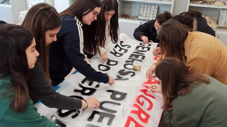 Estudiantes del IES Vega del Jarama elaboran una pancarta
