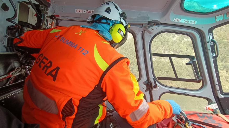 Un enfermero del SUMMA 112 en el helicóptero del GERA