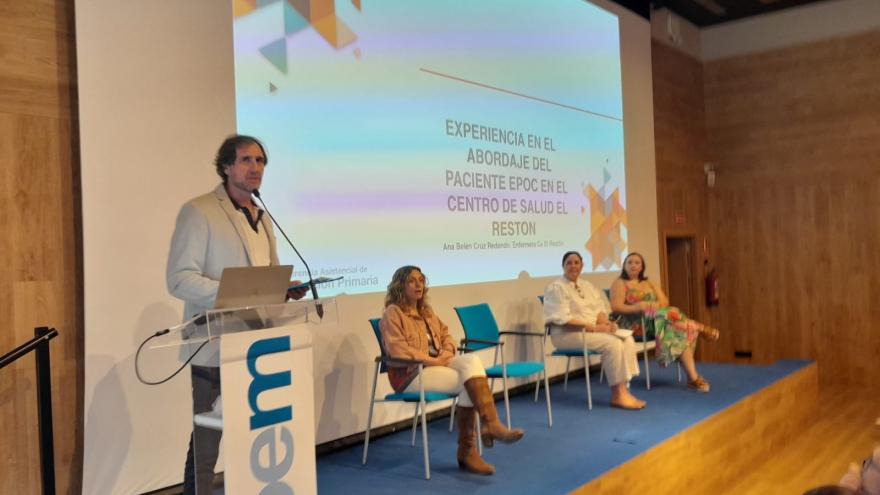 Profesionales abordan la mesa de tratamiento farmacéutico de la jornada