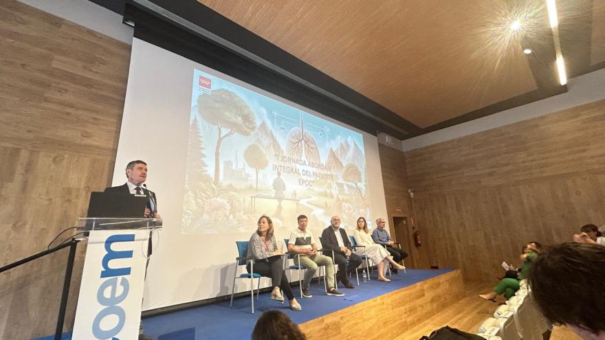 El director técnico de procesos asistenciales presenta una de las mesas