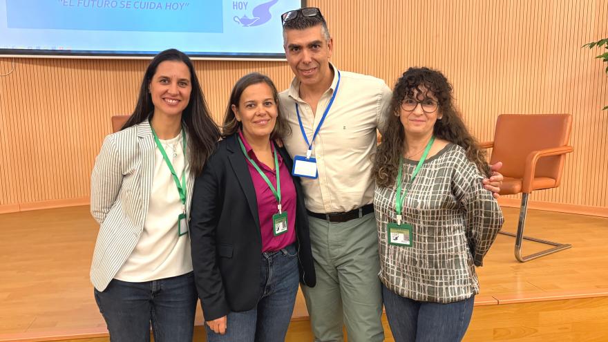De izqda. a dcha.: María Carrero (C. S. "Colmenar de Oreja"), y Marta Valverde, Julián Villarín y Carmen Aparicio (H. U. del Tajo). Profesionales en unas jornadas sanitarias