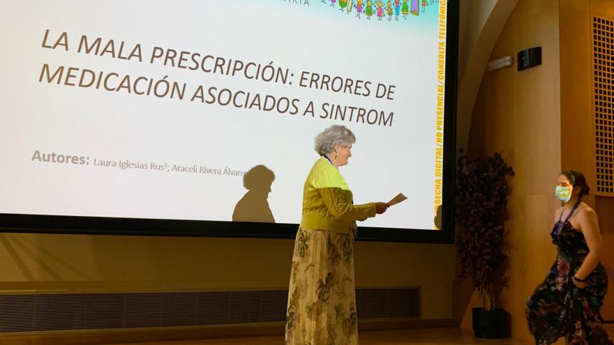 Laura Iglesias, enfermera del Centro de Salud Abrantes, en la recogida del Premio
