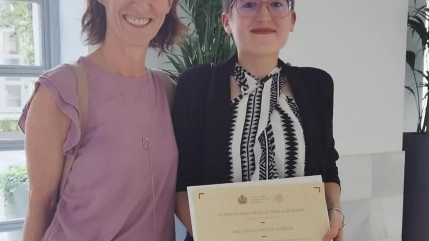 La médico premiada junto con su tutora