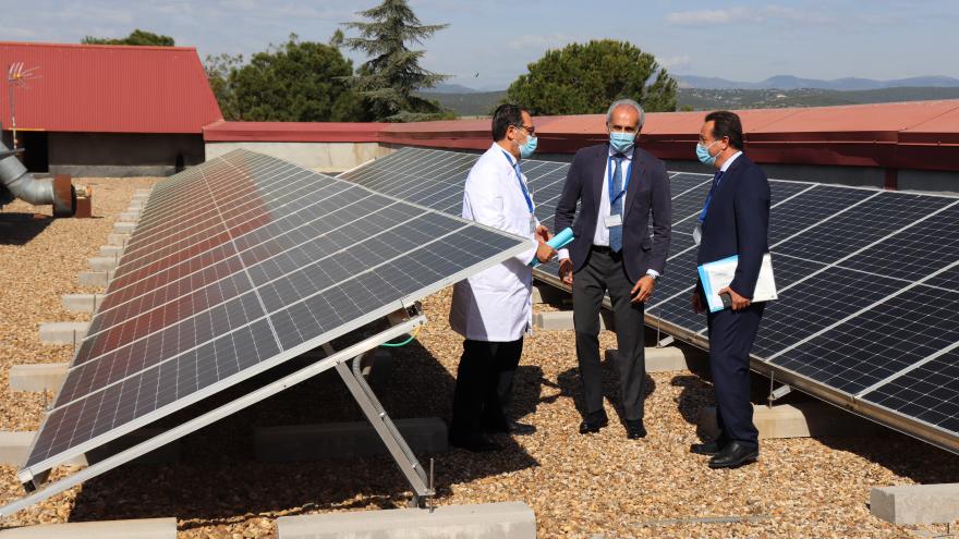 Ruiz Escudero conoce el funcionamiento de la energía solar en el Hospital Virgen de la Poveda 