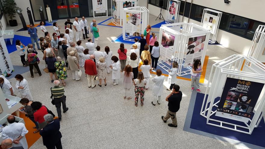 Los invitados asisten a la inauguración de la exposición Mujeres Nobel de Literatura