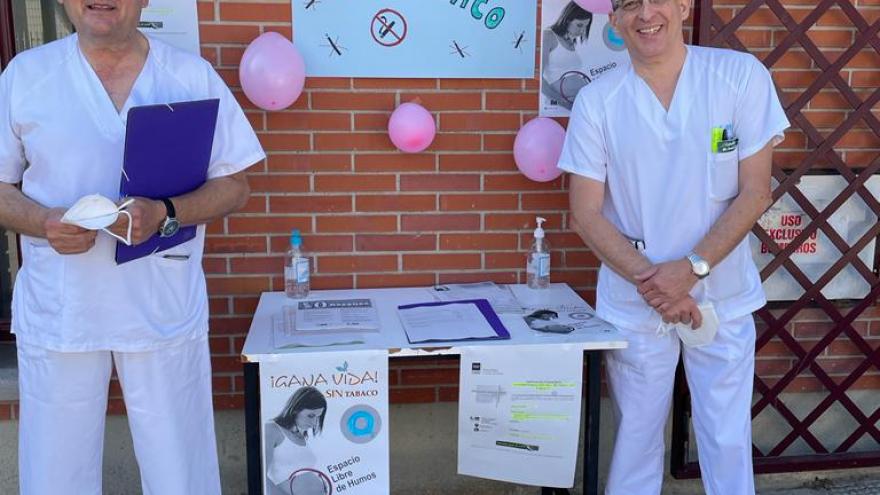 Profesionales del Centro de Salud Jaime Vera, Leganés, en la  mesa informativa