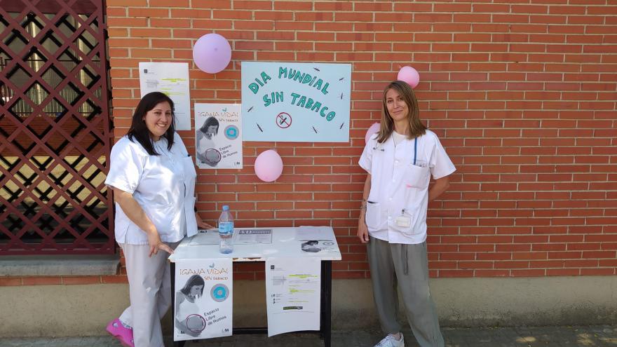 Profesionales del Centro de Salud Jaime Vera, Leganés, en la mesa informativa para sensibilizar contra el tabaco