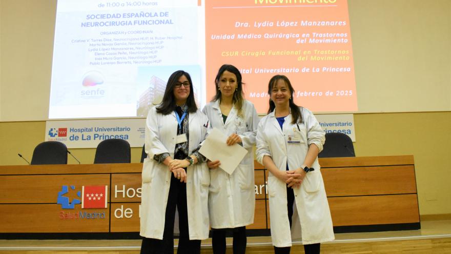 Las neurocirujanas Marta Navas y Cristina Torres, y la neuróloga Lydia López 
