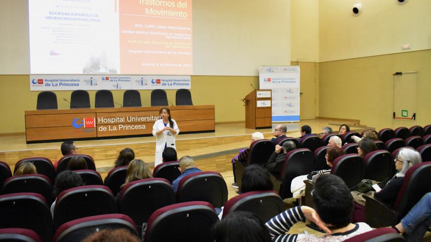 La doctora Lydia López en la jornada de puertas abiertas sobre Neurocirugía Funcional
