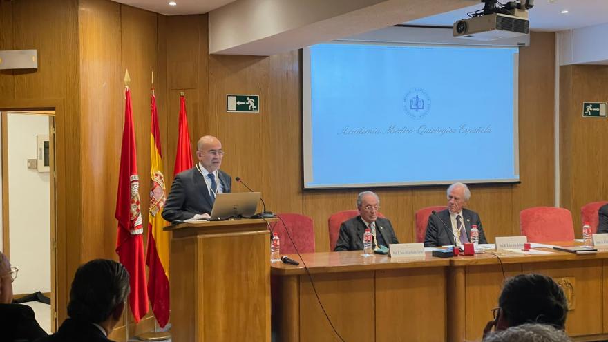 El doctor Julio Acero, durante su discurso como académico de número de AMQE