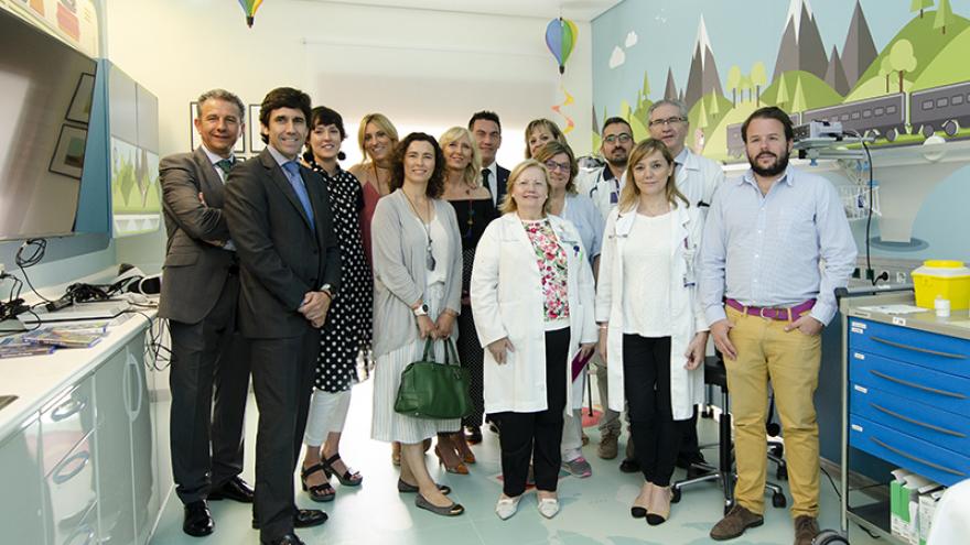 La Dirección del Hospital junto con representantes de Juegaterapia