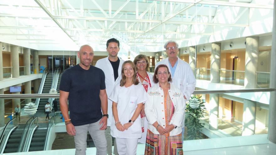 José Manuel Limón y Mercedes García pacientes expertos con profesionales de la Unidad de Cirugía Bariátrica
