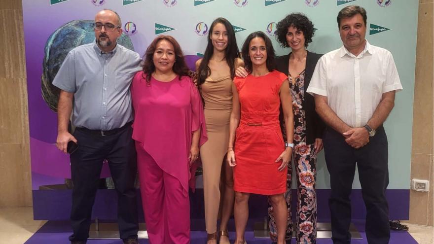 Equipo de profesionales recogiendo el Premio