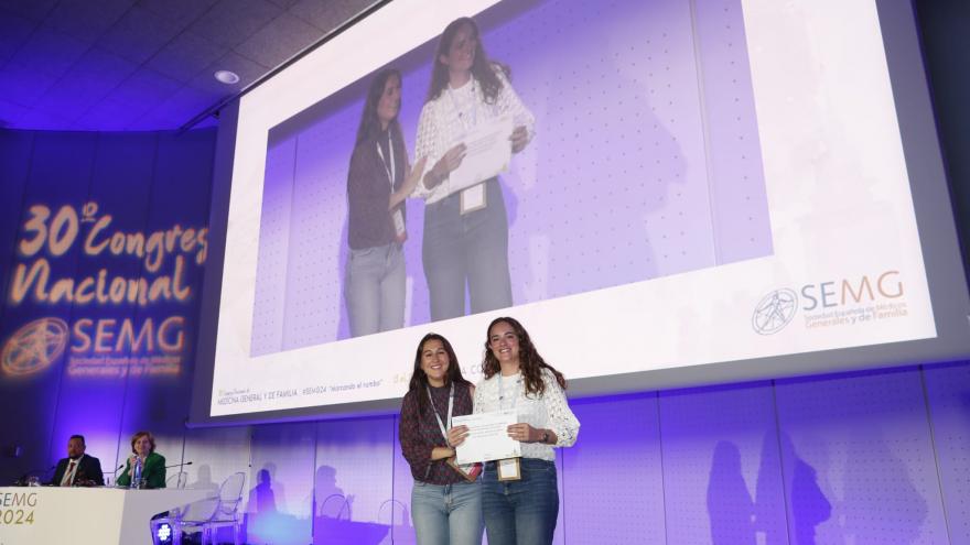 la residente del Centro de Salud Arganda del Rey recoge su premio en SEMG