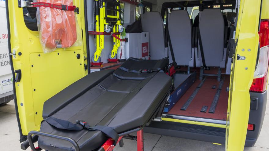 Interior de una ambulancia de transporte programado