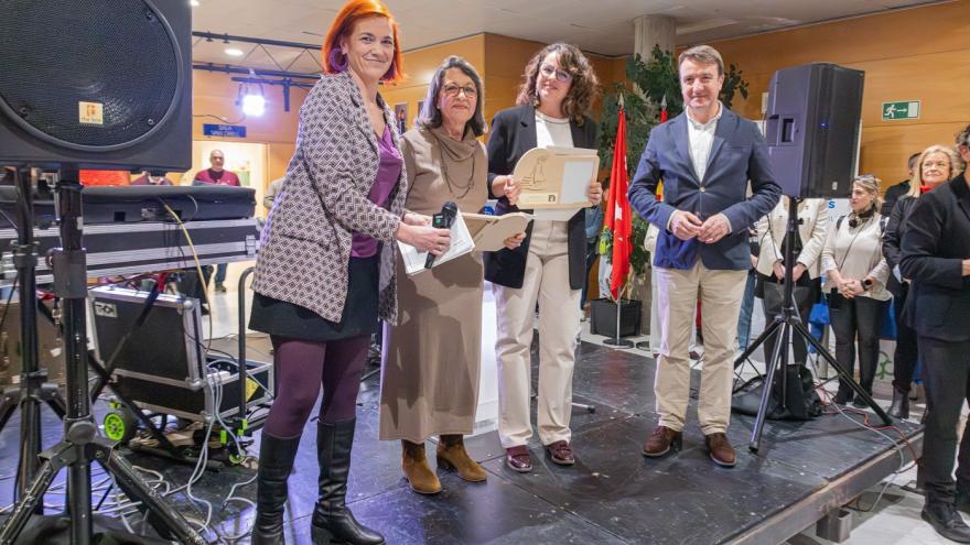 Responsables de Enfermería de los centros recogen el galardón a manos del alcalde