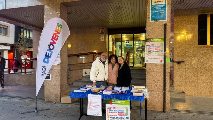 Mesa informativa sobre sida con profesionales de Santa Isabel