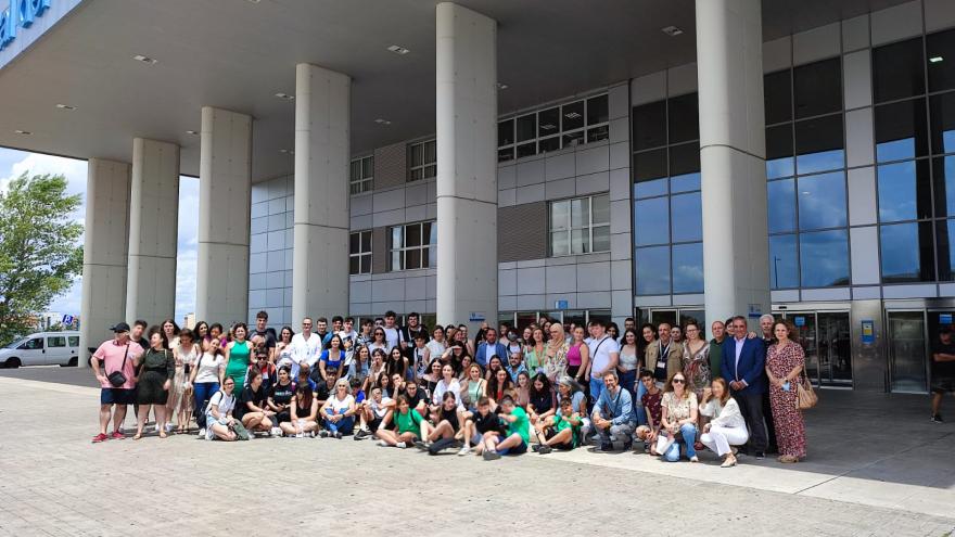 Grupo de alumnos y profesores