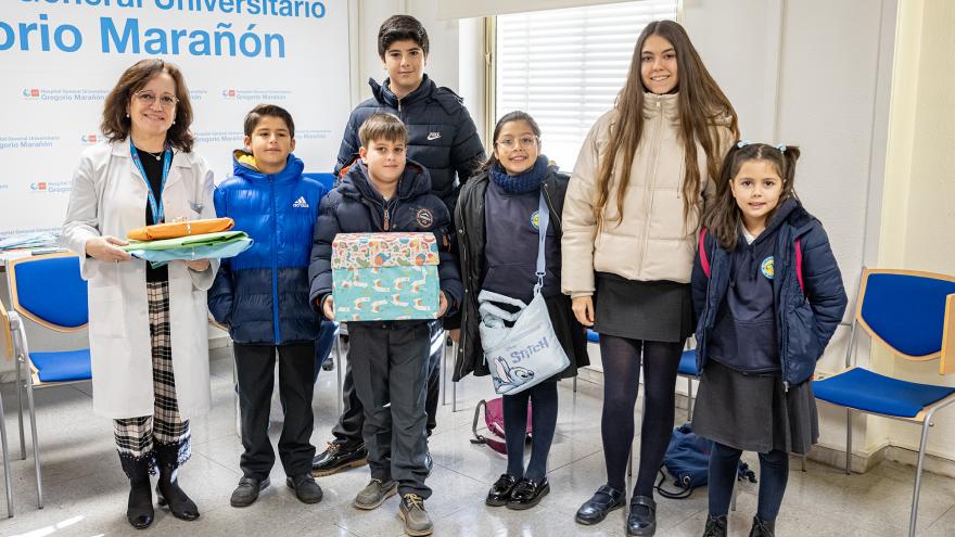Los niños entregan felicitaciones en el Hospital Gregorio Marañón