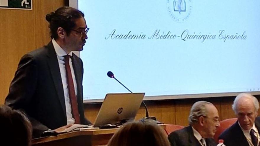 Doctor Víctor Moreno-Torres, durante su discurso de agradecimiento al premio de la AMQE