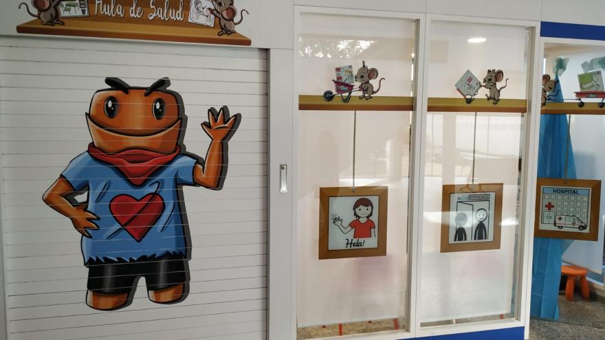 Fachada del Aula en el Hall del Hospital de Fuenlabrada, con mascota