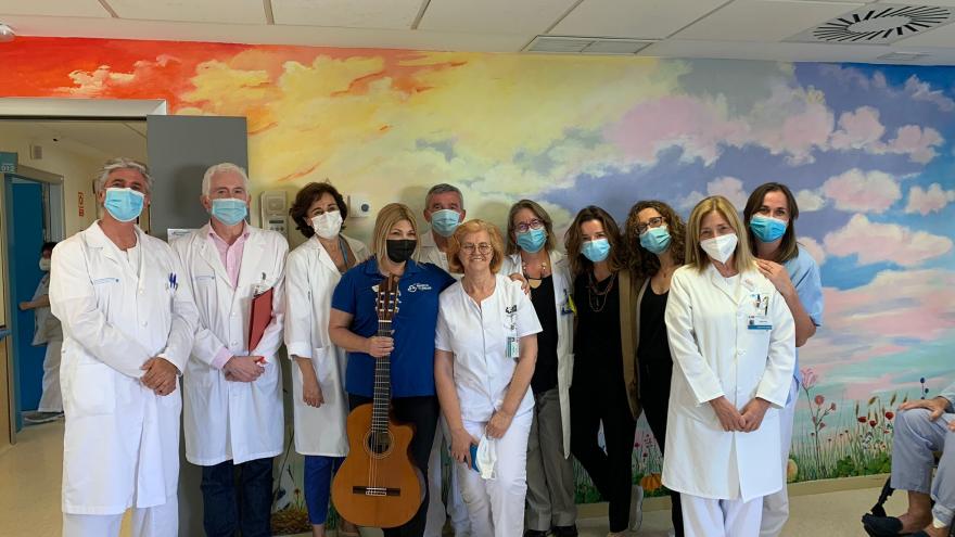 El Hospital Central de la Cruz Roja celebra el Día Europeo de la Música con un concierto para pacientes Foto de familia tras el concierto