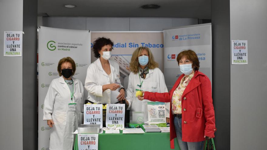 Voluntarias de la Asociación Española Contra el Cáncer en el Día Mundial Sin Tabaco en el Hospital de La Princesa
