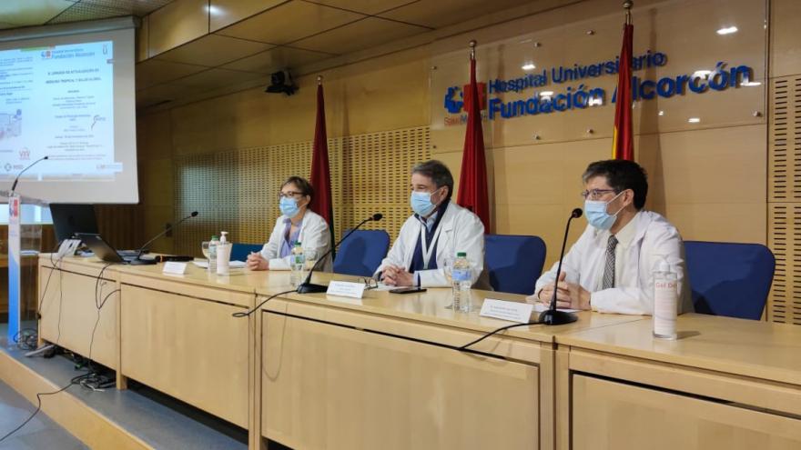 Dra María Velasco, directora de la IX Jornada, Dr Garrido Director Gerente HUFA y Dr Losa, jefe de Infecciosas