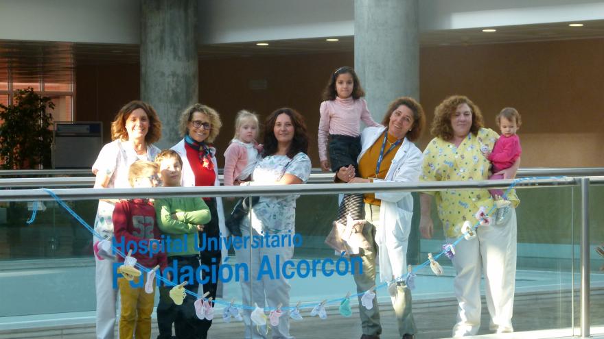 Niños con equipo profesional de Neonatologia y la Dirección de Enfermería