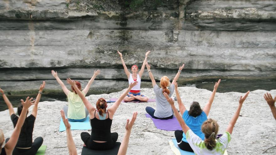 mujeres haciendo yoga al aire libre