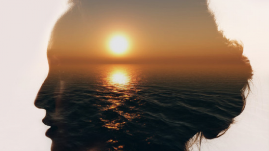  rostro mujer de perfil transparente con imagen del mar y el sol amaneciendo