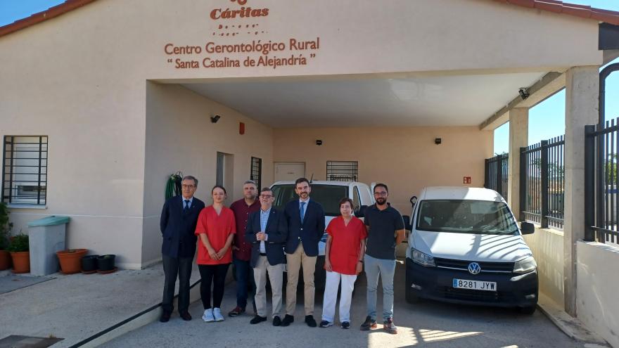 Grupo de personas posando para una foto