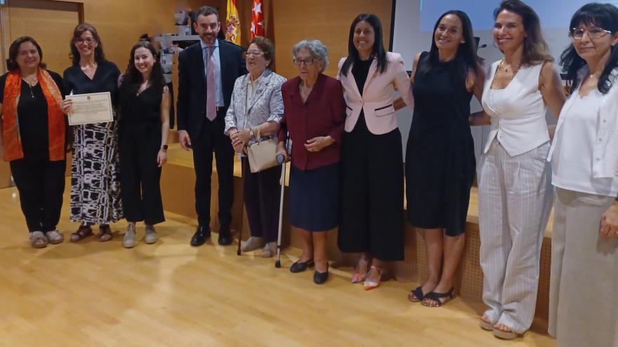 Grupo personas posando en entrega de premios