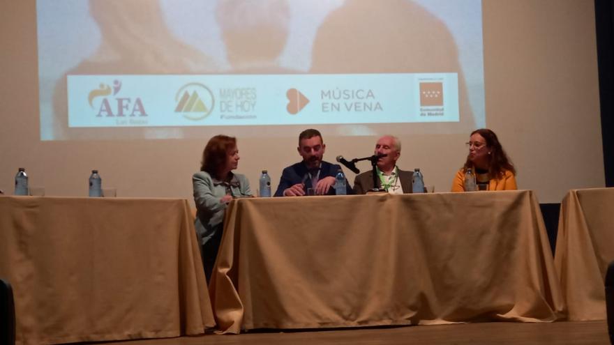 grupo de personas sentadas en torno a una mesa