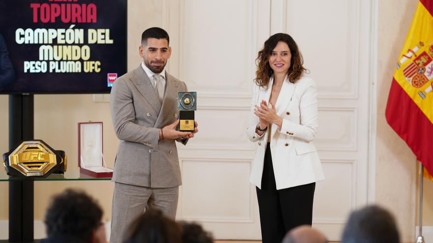 La presidenta ha recibido hoy en la Real Casa de Correos al deportista reconocido como mejor luchador de artes marciales mixtas de la UFC La presidenta junto a Ilia Topuria