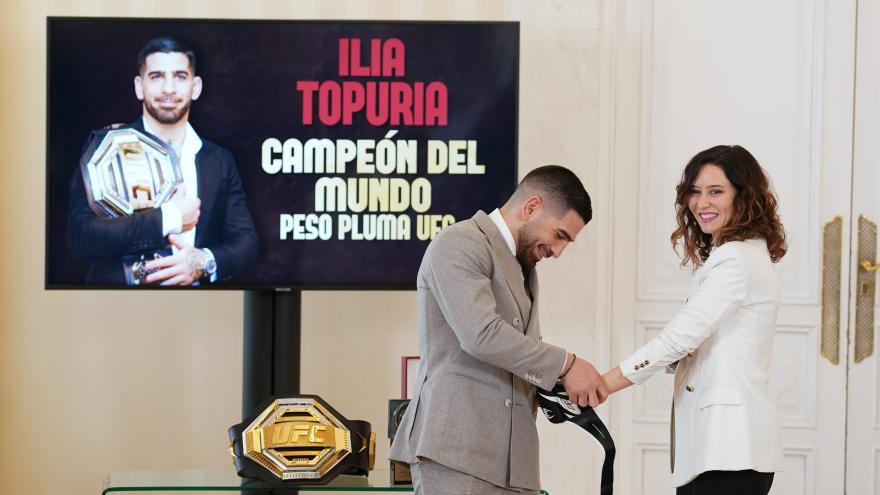 La presidenta ha recibido hoy en la Real Casa de Correos al deportista reconocido como mejor luchador de artes marciales mixtas de la UFC La presidenta junto a Ilia Topuria