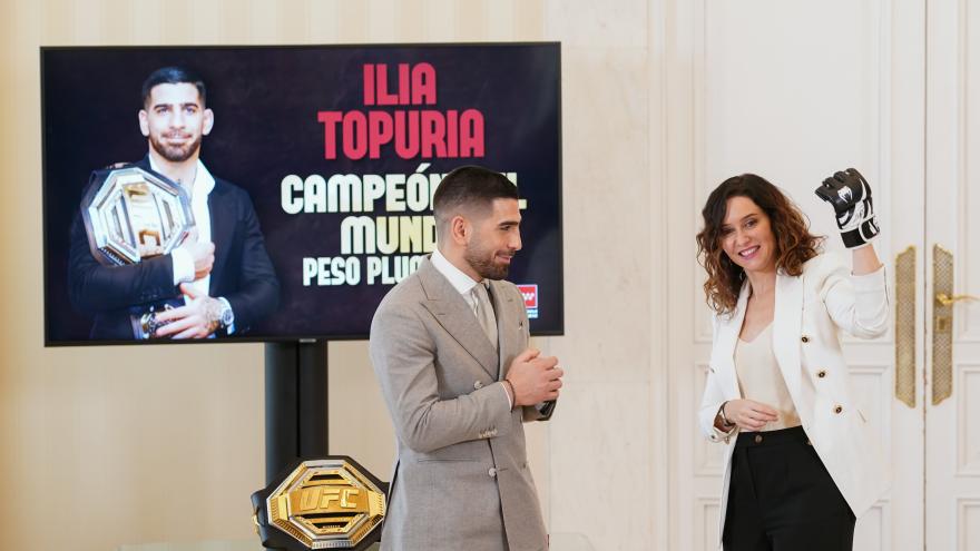 La presidenta ha recibido hoy en la Real Casa de Correos al deportista reconocido como mejor luchador de artes marciales mixtas de la UFC La presidenta junto a Ilia Topuria