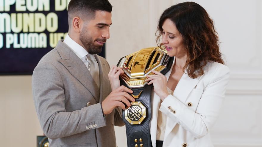 La presidenta ha recibido hoy en la Real Casa de Correos al deportista reconocido como mejor luchador de artes marciales mixtas de la UFC La presidenta junto a Ilia Topuria
